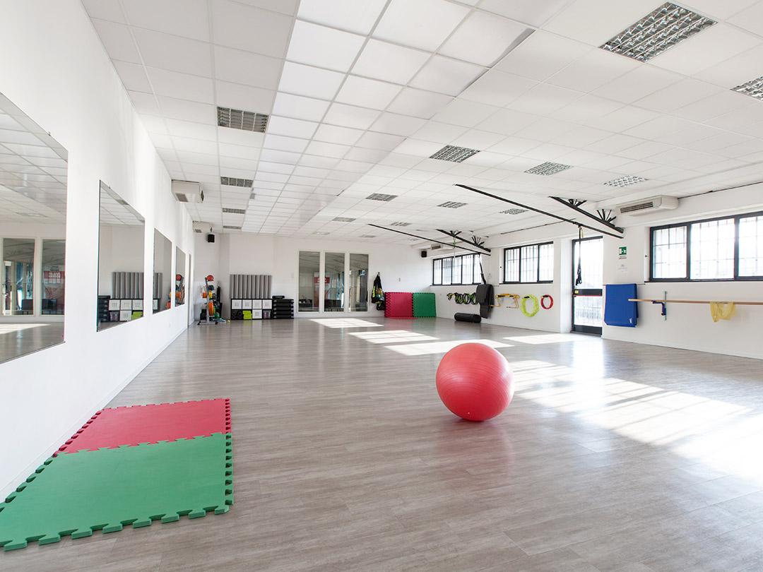 Ristrutturazione degli interni della palestra: realizzazione delle opere in cartongesso e posa di pavimenti in PVC.