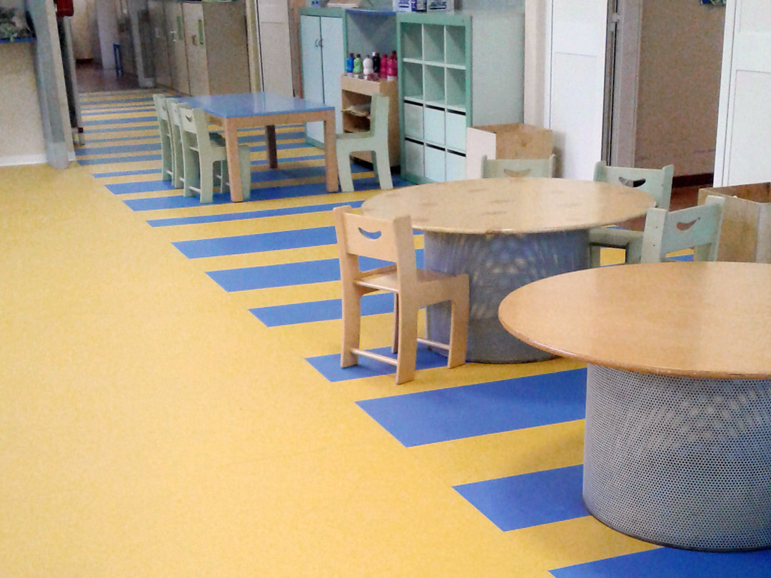 Rinnovo della pavimentazione interna della scuola d’infanzia: posa di pavimenti in PVC, ignifughi e facilmente lavabili.