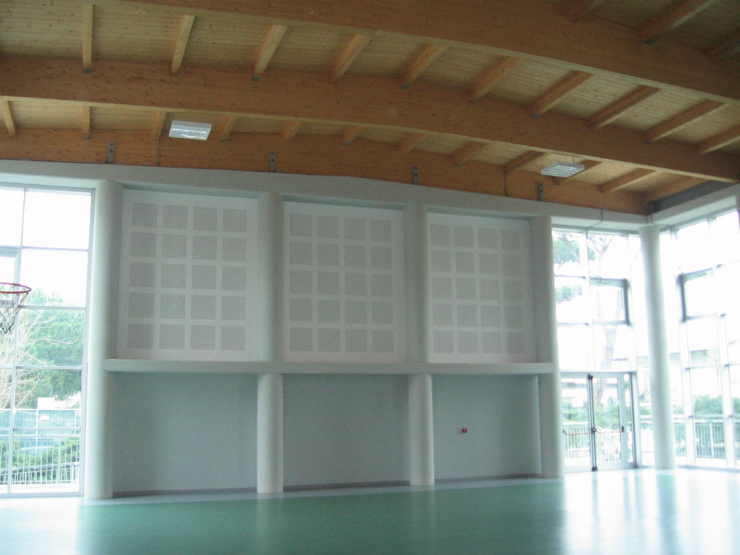 Rinnovo della pavimentazione interna della scuola media con posa di pavimenti in PVC.